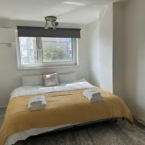 Guest house Cheerful Double For Single Use, London